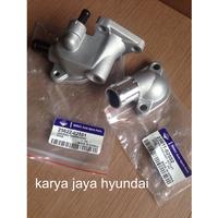 Gambar Rumah housing thermostat dan fitting tutup thermostat Kia Visto dari KARYA JAYA HYUNDAI undefined 2 Tokopedia