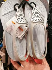 Gambar sandal crocs sepatu sandal wanita crocs Serena embellish flip sandal dari mahesa14 undefined 2 Tokopedia