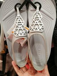 Gambar sandal crocs sepatu sandal wanita crocs Serena embellish flip sandal dari mahesa14 undefined 1 Tokopedia