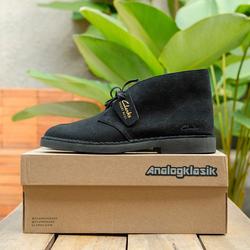 clarks desert boot black