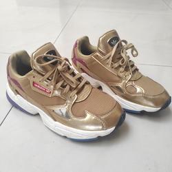 harga adidas falcon gold