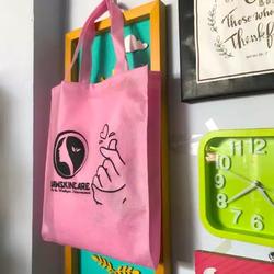 10 Lembar Goodie Bag Sablon cetak nama Tas kain spunbond Uk 20x26 25x35 30x40 38x45 Model Handle Tali Kantong Kemasan Belanja Souvenir Ultah ulang tahun pernikahan, Promosi, Pengganti Plastik Paper bag hampers Totebag kecil, Besar Jumbo Karakter Putih dll
