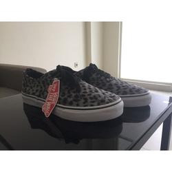 foto sepatu vans leopard
