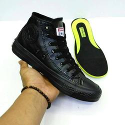 model model sepatu converse
