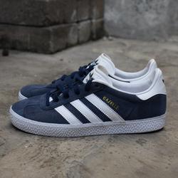 gazelle sneakers in navy blue and yellow