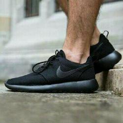 nike roshe run full black
