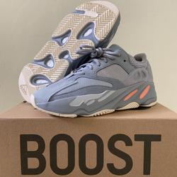 v700 yeezy