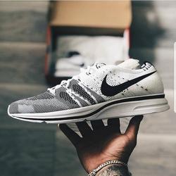 nike junior flyknit trainers