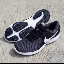 nike revolution 3 4e