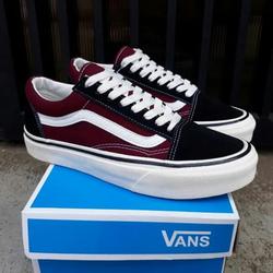 maroon vans takkies