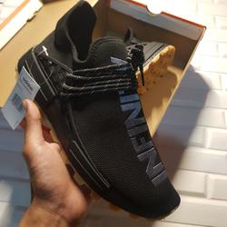 sepatu human race