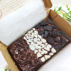 Signature Full Chocolate Premiun Fudgy Brownies Bella size 15 x 10cm