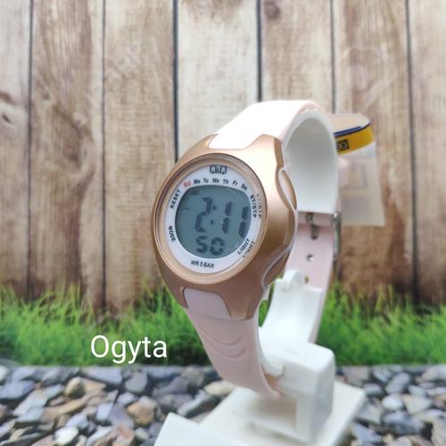 Foto Produk Q&Q QQ QnQ Digital Jam Tangan Wanita Strap Pink M195J006Y Original dari Ogyta Shop