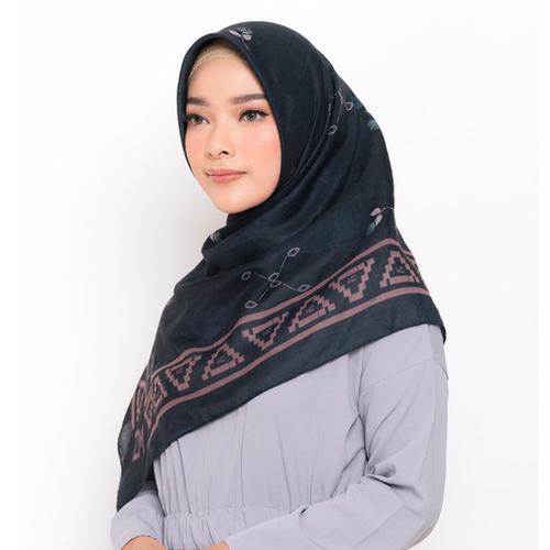 Foto Produk ZM Zaskia Mecca - Kayu Aro Black Scarf Kerudung Segi Empat - All Size dari Zaskia Mecca Official