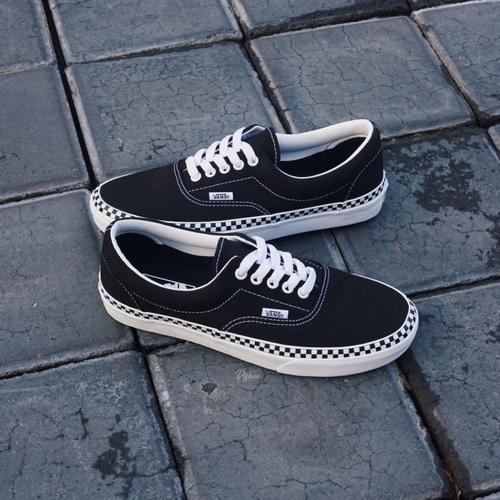 vans era checkerboard foxing black skate shoes