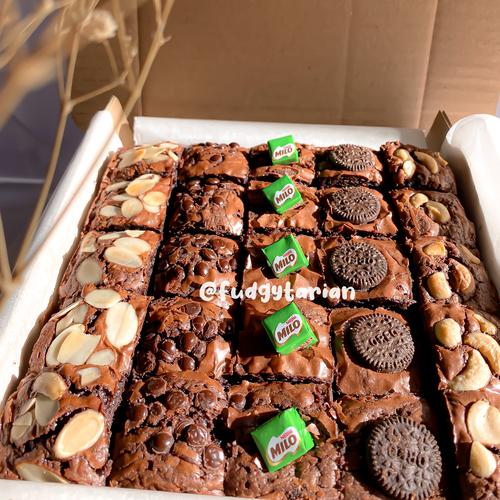 Foto Produk Fudge Brownies Blok Fudgytarian (Mix Topping) dari Fudgytarian