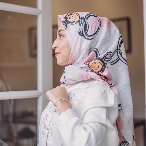 Gambar Scarf Kerudung Kaea x Callalyli Chain Pink dari Kaea Scarf Official Kab. Bekasi Tokopedia