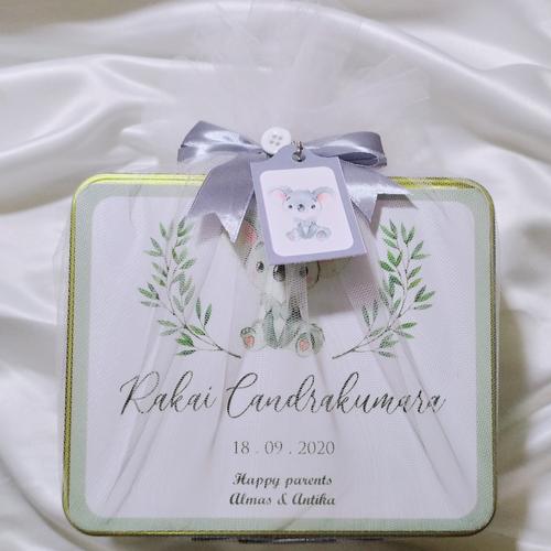 Foto Produk HAMPERS KALENG MUG HANDUK KAIN TILLE CUSTOM MANYUE AQIQAH ONE MONTH dari Nitenfant
