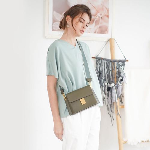 Foto Produk Clara Blouse Beatrice Clothing (V-Neck Blouse) - Tosca dari Beatrice Clothing
