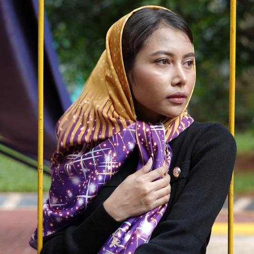 Gambar Scarf Kerudung Kaea Sparkling Purple x Sonia Wibisono - Premium Silk dari Kaea Scarf Official Kab. Bekasi Tokopedia