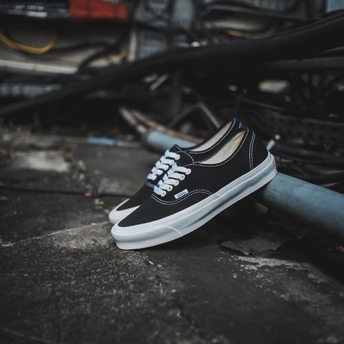vans authentic vault black