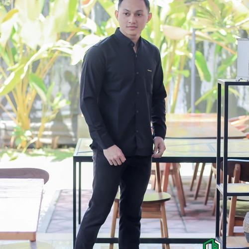 Foto Produk Kemeja Hitam Polos Lengan Panjang Pria | Kemeja Slimfit - Hitam, M dari slowzer daily wear