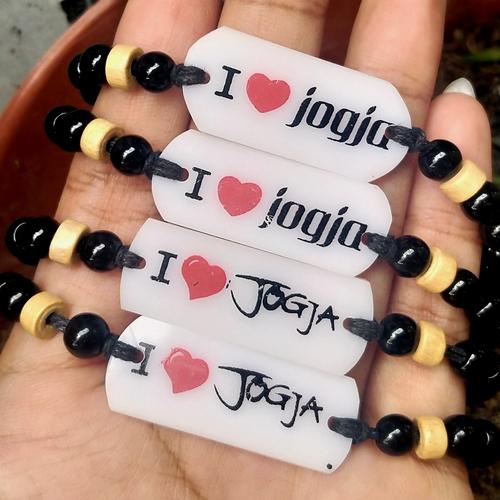 Foto Produk Gelang Batu Akrilik BK White dari RAFANIA SOUVENIR JOGJA