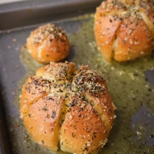 Foto Produk Mini Cream Cheese Garlic Bread isi 4pcs dari The Golden Spatula