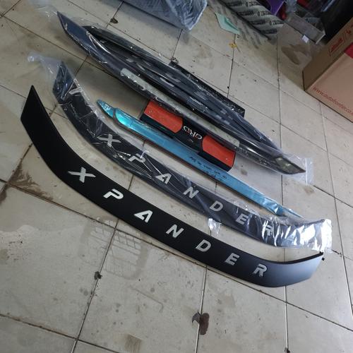 Foto Produk Hood Molding Emboss Kap Mesin Hitam Black Xpander dari Mega Oriental Motor