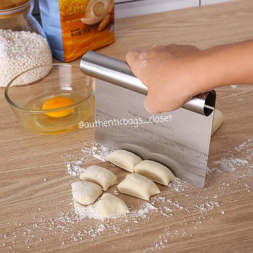Foto Produk Pastry scraper, dough cutter, cake scraper / scraper kue stainless dari Authenticbags_closet