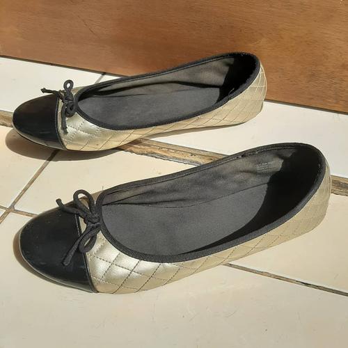 Jual Fioni Gold Black Flat Shoes 