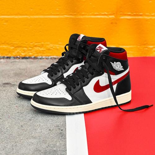 Sepatu Nike Air Jordan 1 Retro High OG 