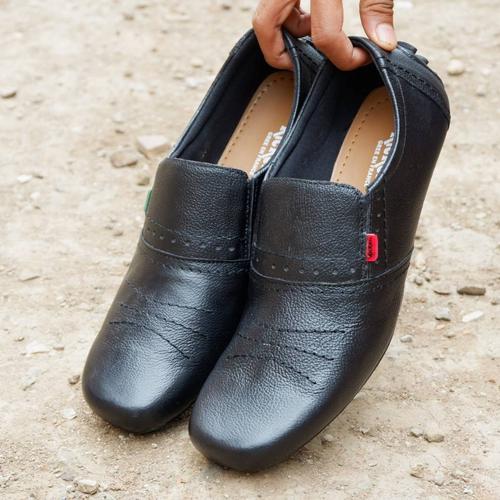 Foto Produk Sepatu Pria Kickers Slip On Casual Formal Kulit Sapi Hitam dan Coklat - Hitam, 43 dari Toko Sepatu Murah Talita