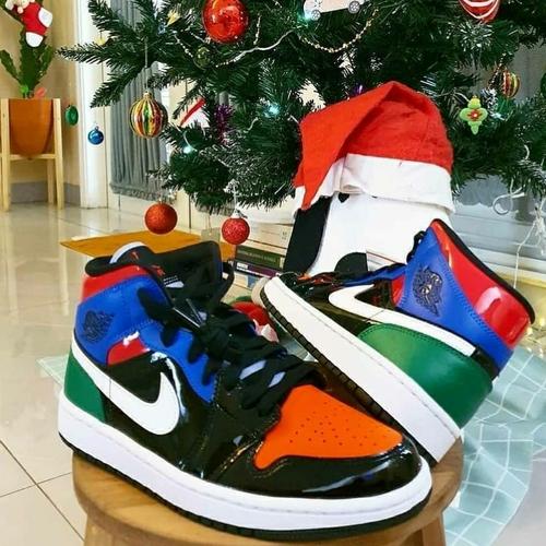 Купить кроссовки Air Jordan 1 Retro High OG Hyper Royal 555088-402 в Москве
