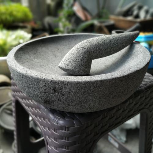 Gambar Cobek Cekung Mangkok D25cm T7-8cm + Ulekan Cembung: Batu Kali Pori dari MunTHuCom Kab. Sleman Tokopedia