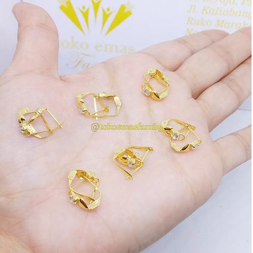 Foto Produk Anting Emas 375 Jepit Ukir berat 0,5gr - jepit mata dari TokoEmasFamily