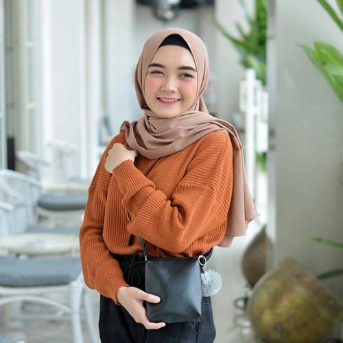 Foto Produk SLINGBAG PHONE BELLA - tas selempang mini pompom wanita murah - Hitam dari SYAKA PROJECT