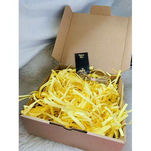Foto Produk 25x25x10cm box hampers / kotak kado / kertas cacah warna warni - Kuning dari Vidadays
