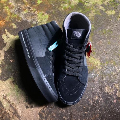 all black vans comfycush