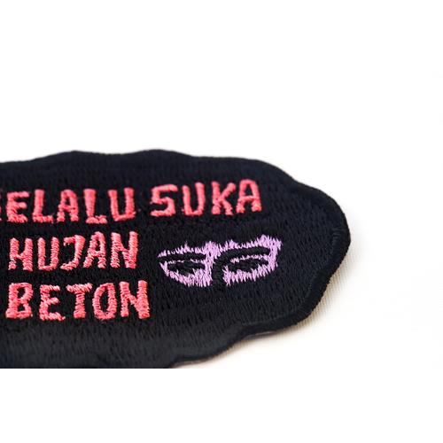 Gambar DGTMB x ERK Emblem Aku Selalu Suka Sehabis Hujan Di Hutan Beton dari DGTMB Kab. Sleman Tokopedia