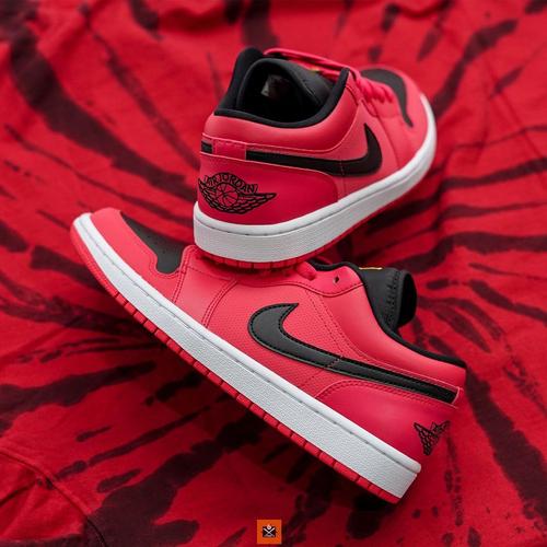 women red and black jordan 1