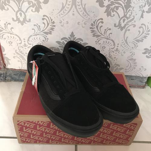 all black vans comfycush