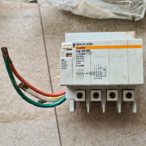 DISJONCTEUR DIFFÉRENTIEL MERLIN Gerin DT40 C10 21024 230V vigi 300mA