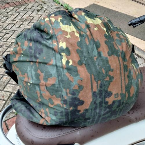 Foto Produk Tas Helm Waterproof Boulter RAINPROOF ZIPPERED HELMET BAG - Camo Flecktarn, LARGE dari Boulter Helmet & Stave