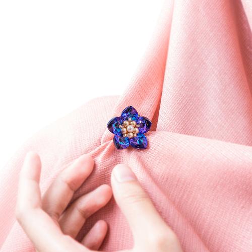 Foto Produk Bros Swarovski - Alyssum Heliotrope Brooch by AR Vertere - Heliotrope dari AR Signature Official