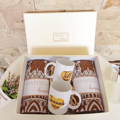 Foto Produk wedding gift/kado pernikahan/ hampers pernikahan sajadah mug couple dari heigoodbaby