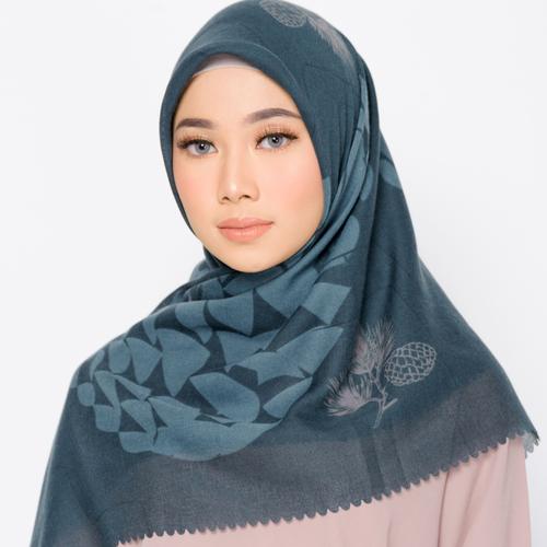 Foto Produk ZM Zaskia Mecca - Guntur Garut Deep Navy Scarf Kerudung Segi Empat dari Zaskia Mecca Official