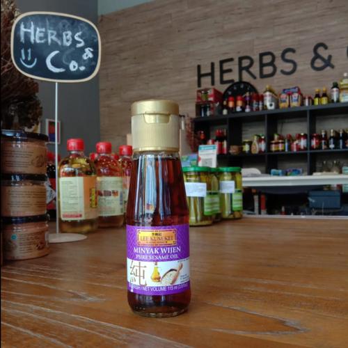 Foto Produk Lee Kum Kee Sesame Oil / Minyak Wijen 115 ml dari Herbs & Co - Gourmet Grocer