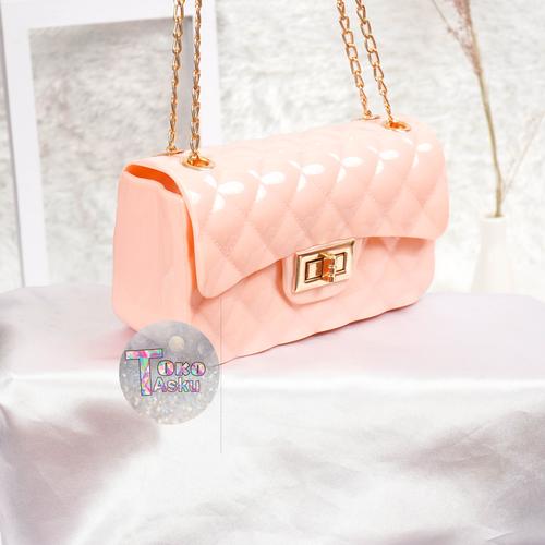 Foto Produk TAS JELLY GLOSSY RANTAI CINCIN SIZE 18 CM | TAS WANITA RANTAI CINCIN - Merah Muda dari Toko Tasku JAKARTA