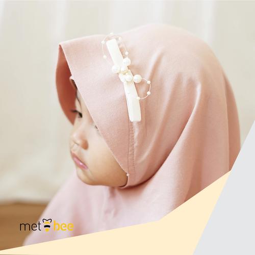 Foto Produk Hijab Instant Anak - Qamilla "The Mubarak Series" - Light Peach, S dari Metbee Indonesia